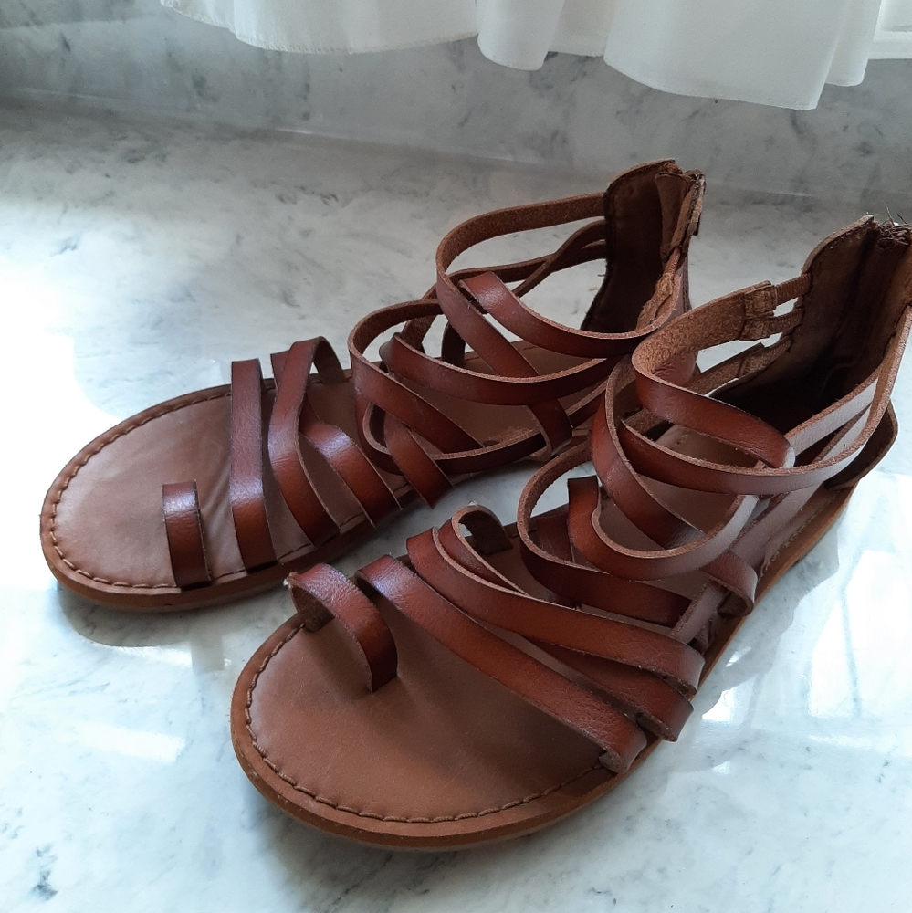 Universal Threads size 7.5 cognac sandals